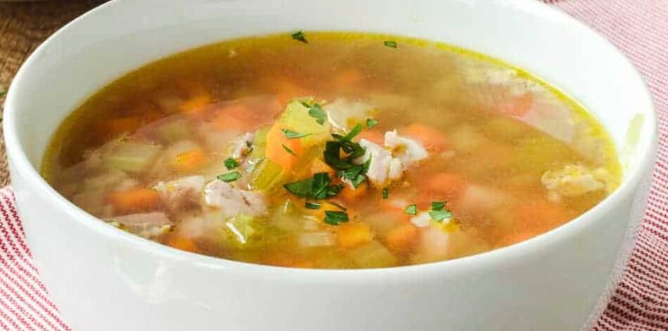 Sopa de pollo con verduras